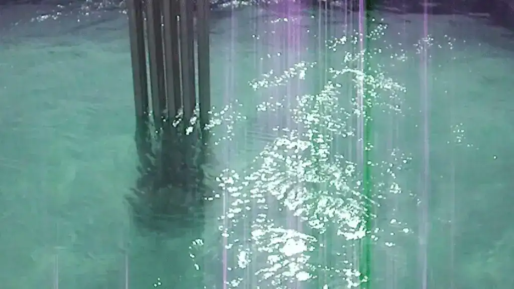 Altes Wasser mit modernen Bewässerungssystemen.