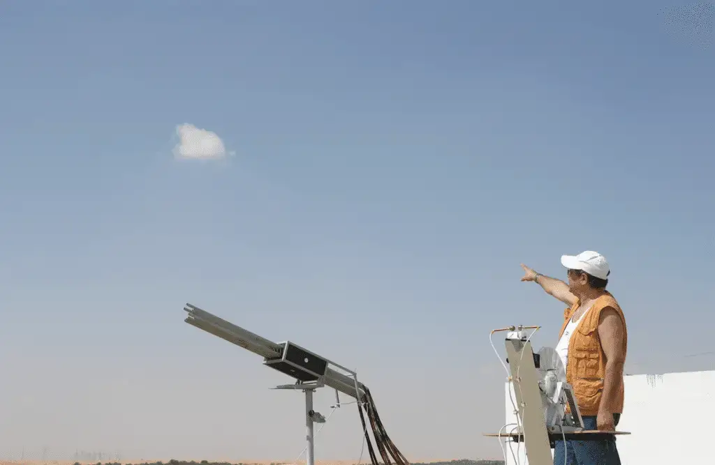 Alt: Forscher steuert Wüstenbegrünungstechnologie in trockener Wüstenlandschaft.