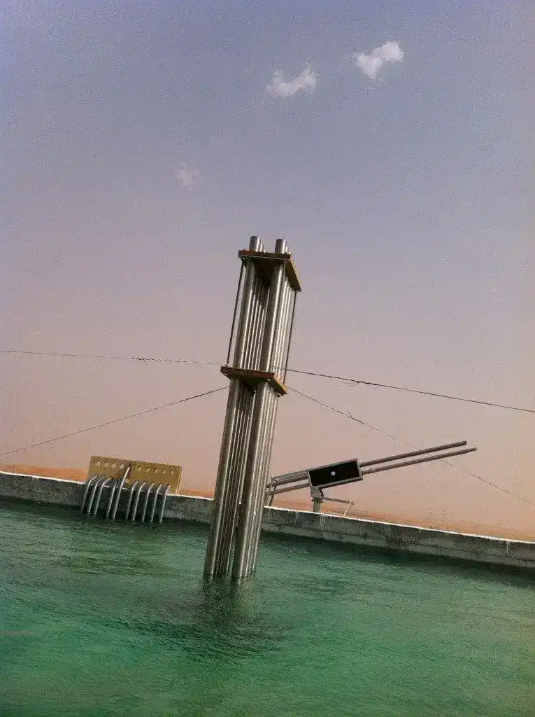 Höhenaufnahme einer Solarbetriebenen Wasserpumpe im Wüstengebiet.