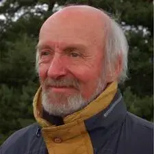 Nahaufnahme eines älteren Mannes im Freien, der für nachhaltige Wüstenbegrünung kämpft.