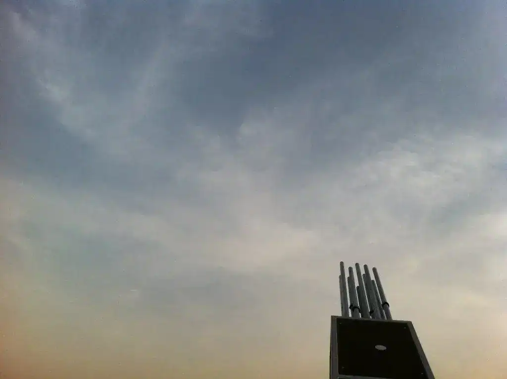 Solaranlage in der Wüste, nachhaltige Energienutzung und Begrünungstechnologien.