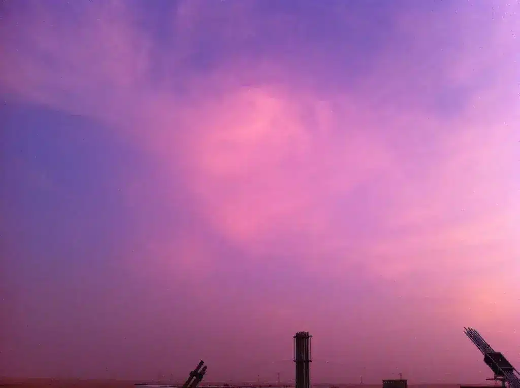 Himmel mit pink- und lilafarbenen Wolken, passend für nachhaltige Wüstenbegrünung und Umweltprojekte.