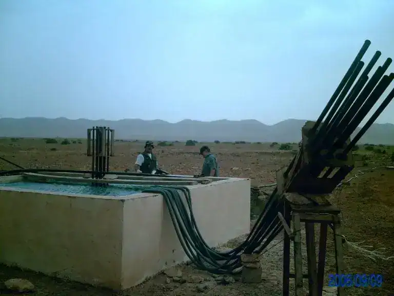 Wasserbrunnen in einer trockenen Wüstenregion, nachhaltige Bewässerung in ariden Gebieten, Desert Greening-Projekt.