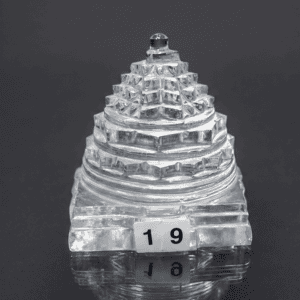 Gebogene Kristallpyramide, ideale Dekoration für spirituelle und esthetische Räume.