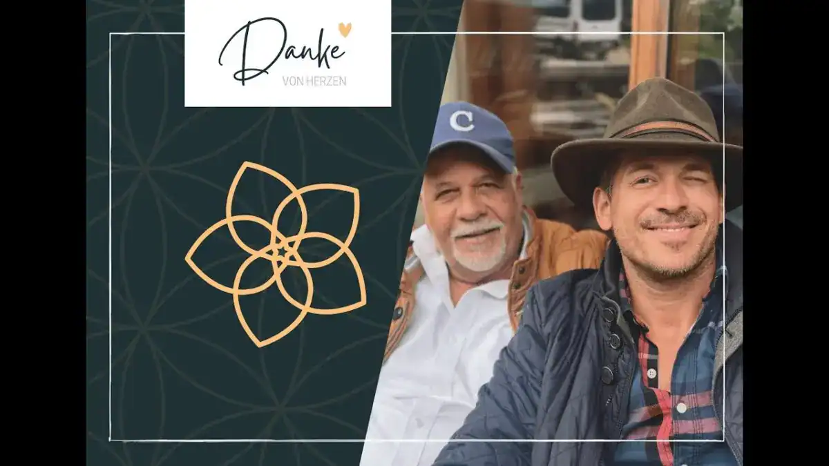 Entspannte Männer im Café, Natur, Teamarbeit, Freundschaft, positive Stimmung, Outdoor-Atmosphäre.