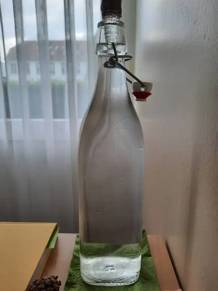 Alt- und Wasserfilterflasche zum Trinken oder Kochen.