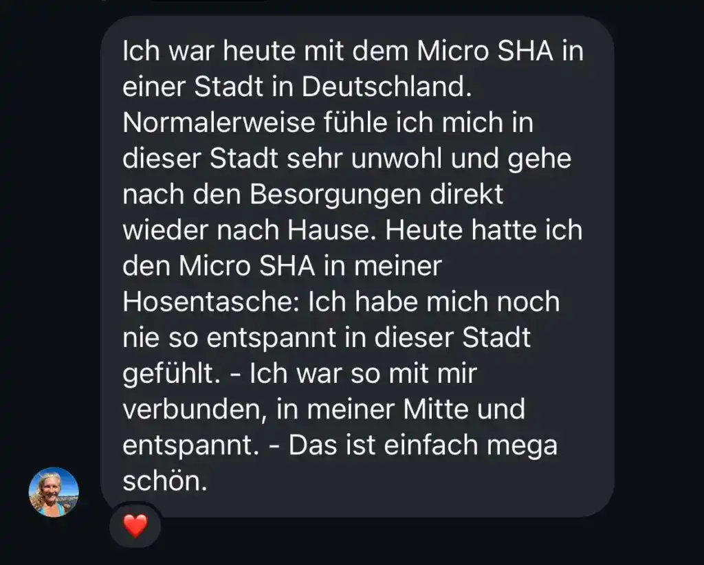 Alt: Person mit Micro SHA in Deutschland, trägt es in der Hosentasche.