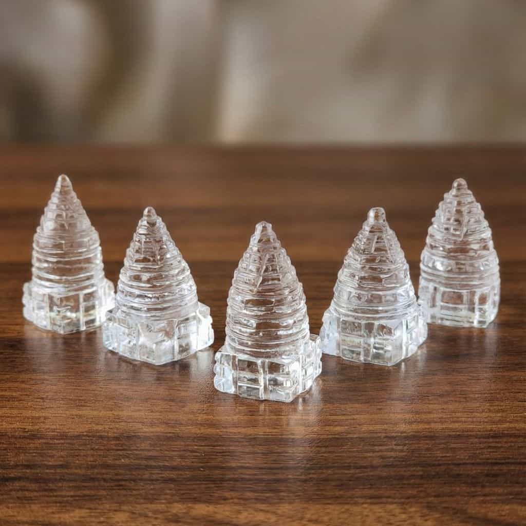 Detaillierte, klare Eisskulpturen auf Holzoberfläche als dekoratives Element.