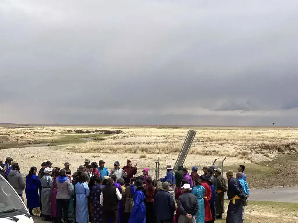 Blick auf eine Gruppe von Menschen bei einer Wüstentour für Begrünung und Aufforstung in trockenen Gegenden.