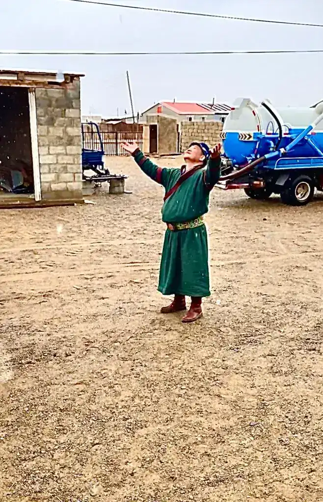 Umweltfreundliche Bewässerung für nachhaltige Wüstenbegrünung und Wasserverbrauchs-Management.