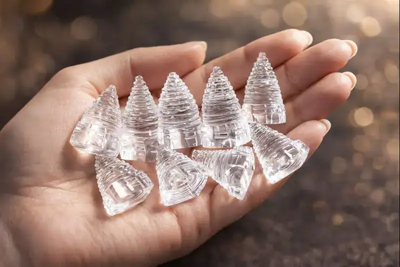 Klare, kunstvolle Eisskulpturen in Hand gehalten, ideal für nachhaltigen Tourismus und Kunst im Wüstenklima.