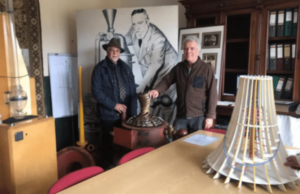 Madjid Abdellaziz und Jörg Schauberger in der PKS Bad Ischl mit Repulsine-Modell