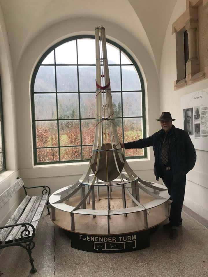 Madjid Abdellaziz neben dem Tönenden Turm (hyperbolischer Trichter) von Walter Schauberger, PKS Bad Ischl