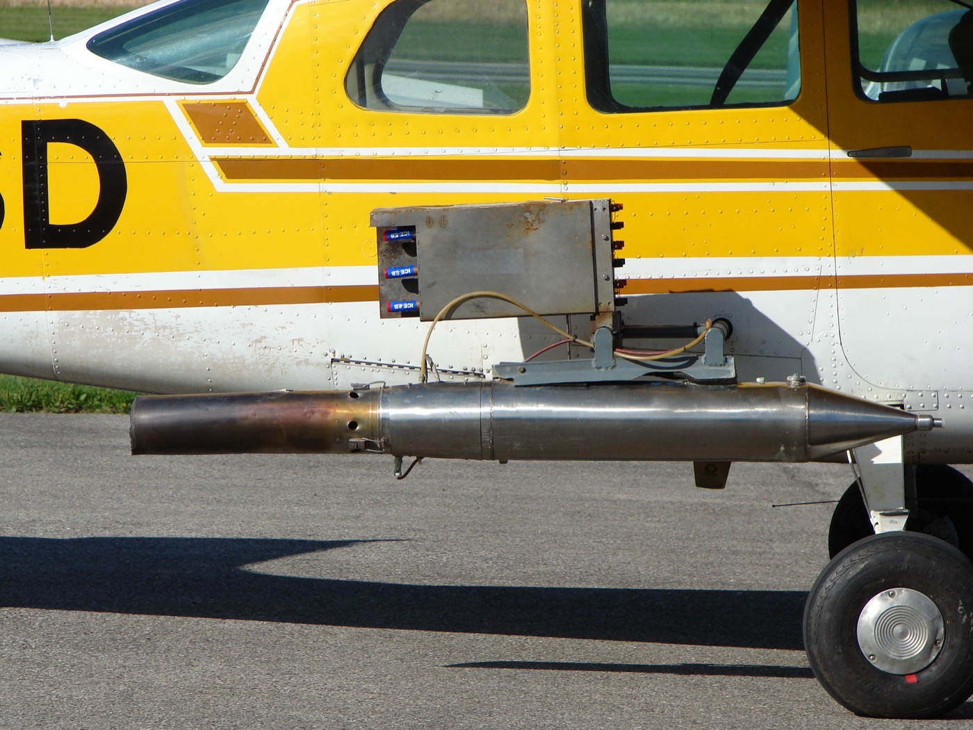 Silberiodid-Brenner unter der Tragfläche eines Hagelabwehrflugzeugs vom Typ Cessna 210