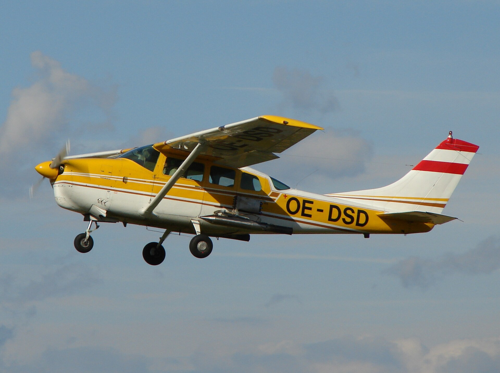 Cessna 210 der Hagelabwehr mit zwei Silberiodid-Generatoren unter den Tragflächen